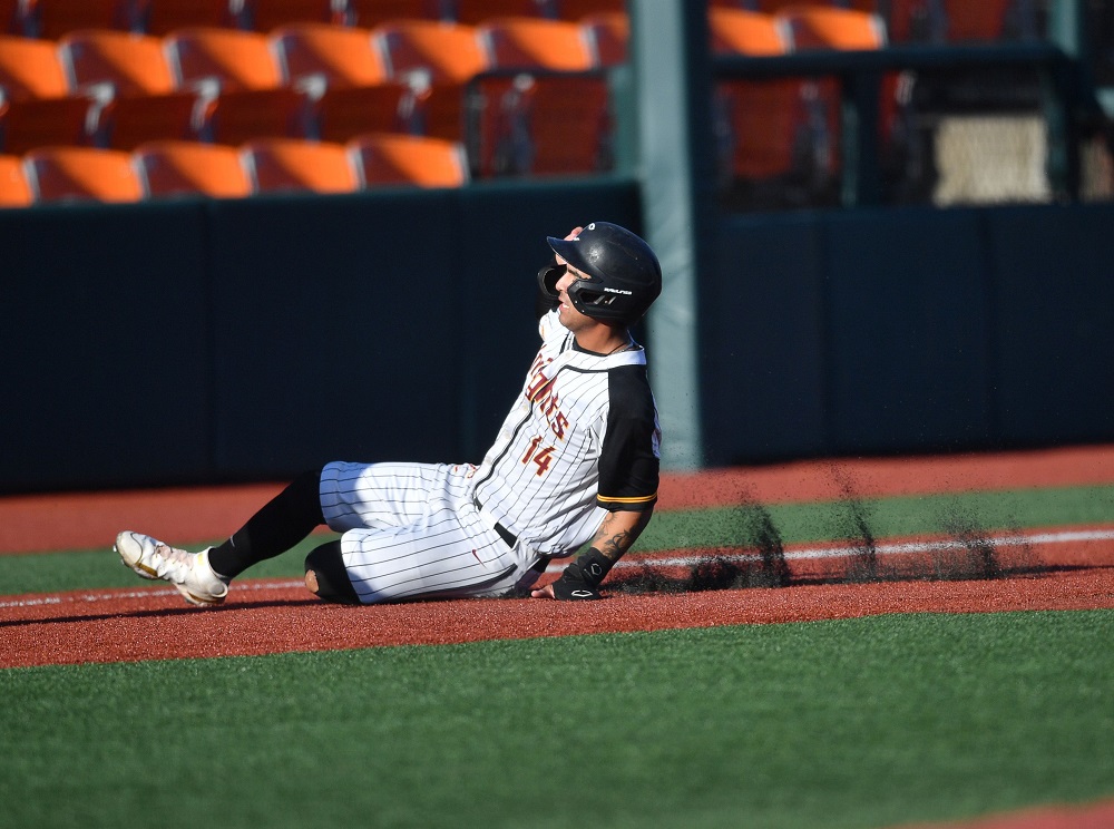 The University of Washington baseball team defeats Arizona 7-1